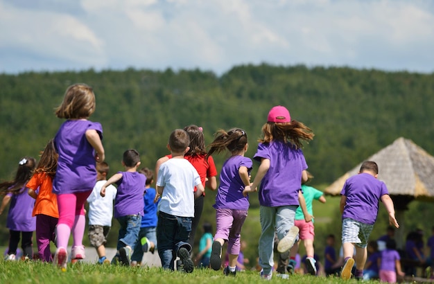 gelukkige kindergroep veel plezier in het natuurpark buiten