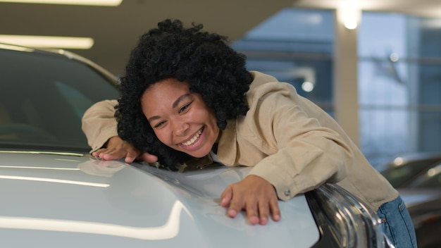 Gelukkige klant Afrikaans-Amerikaanse vrouw zakenvrouw meisje koopt nieuwe auto geniet van luxe aankoop