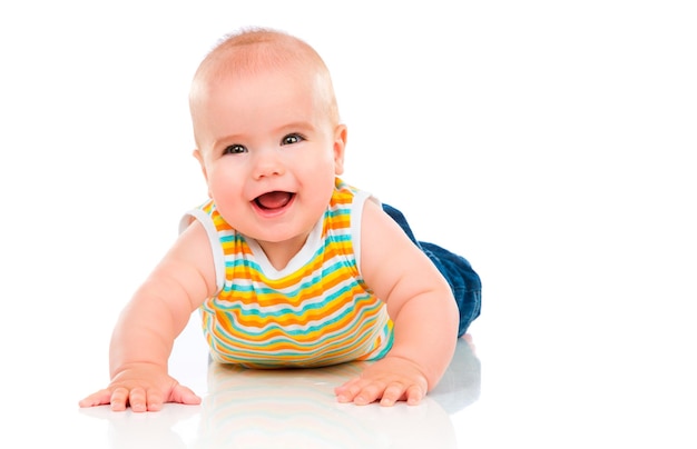 Gelukkige kleine baby geïsoleerd op een witte achtergrond.