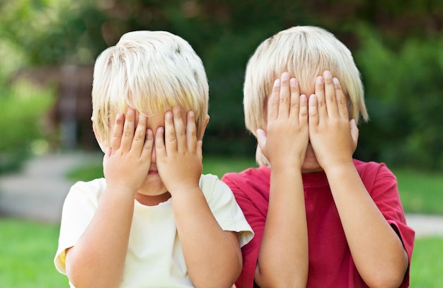 Gelukkige kleine blonde jongens buiten