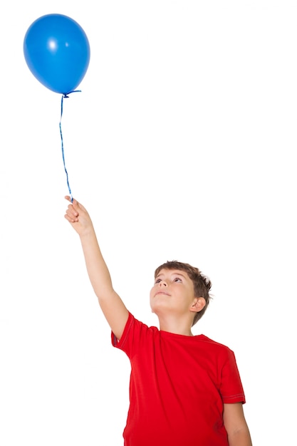 Gelukkige kleine jongen die blauwe ballon houdt