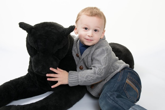 Gelukkige kleine jongen veel plezier met zacht speelgoed