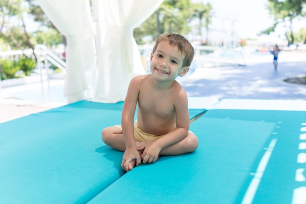 Gelukkige kleine jongens doorbrengen vakantie vakantie in een prachtig resort