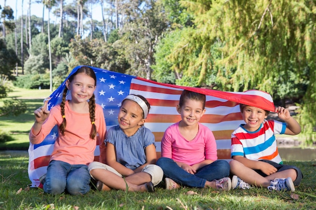 Gelukkige kleine vrienden met Amerikaanse vlag
