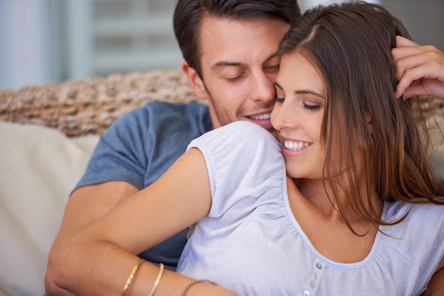 Gelukkige koppel verbinding en knuffel op de bank voor ontspanning vakantie in Florida voor binding vakantie rust of huwelijk Man vrouw en knuffelen op comfortabele bank voor samen verbintenis liefde of ochtend