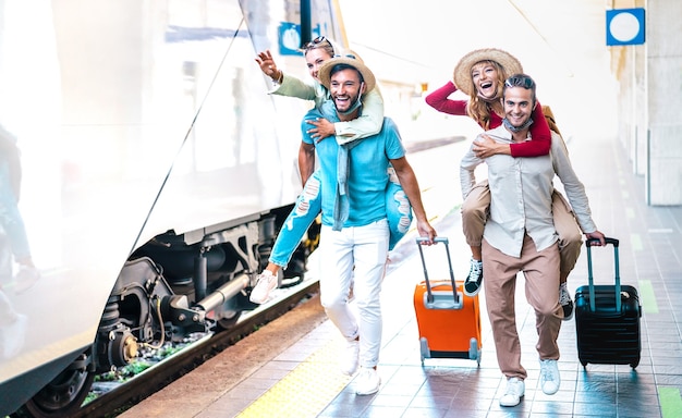 Gelukkige koppels die haast hebben op het perron van het treinstation