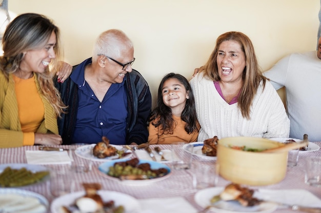 Gelukkige Latijnse familie geniet samen van een lunch op de patio