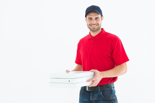 Gelukkige levering man met pizzadozen