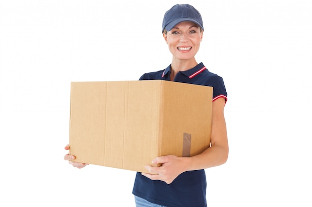 Gelukkige levering vrouw met kartonnen doos