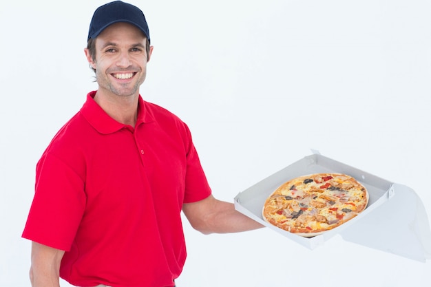 Gelukkige leveringsmens die verse pizza houdt