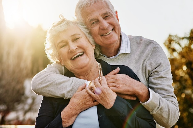 Gelukkige liefde en portret van senior paar genieten van bonding quality time en ontspannen in de ochtend Natuur pensioen en oudere man en vrouw glimlachen buitenshuis voor huwelijk, vertrouwen en geluk bij zonsopgang