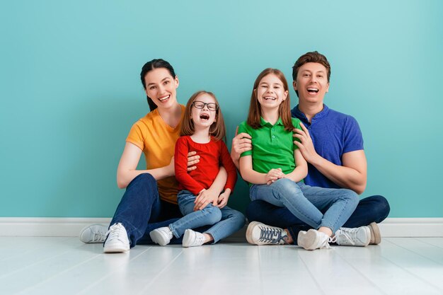 Gelukkige liefdevolle familie op felle kleur achtergrond