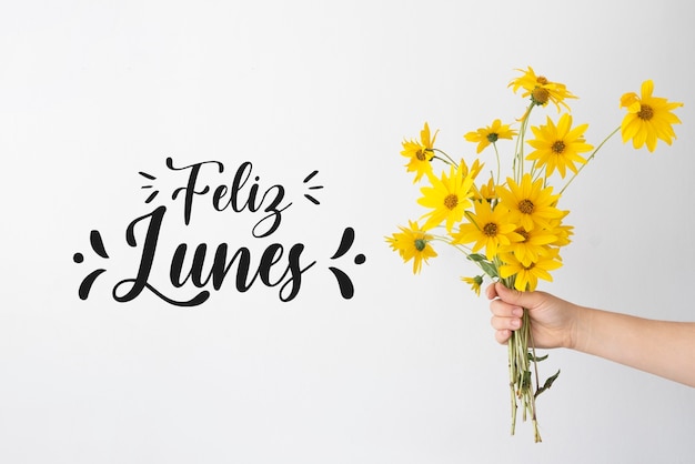 Foto gelukkige maandag met bloemen in handen