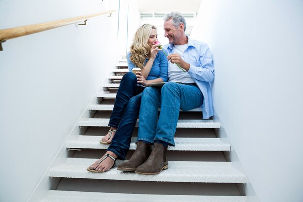 Gelukkige man die bloem geeft aan vrouw