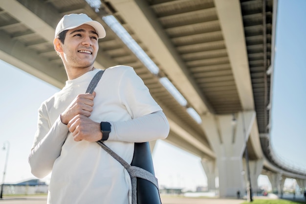 Gelukkige man die lacht gaat trainen buitensporten fitness tracker horloge