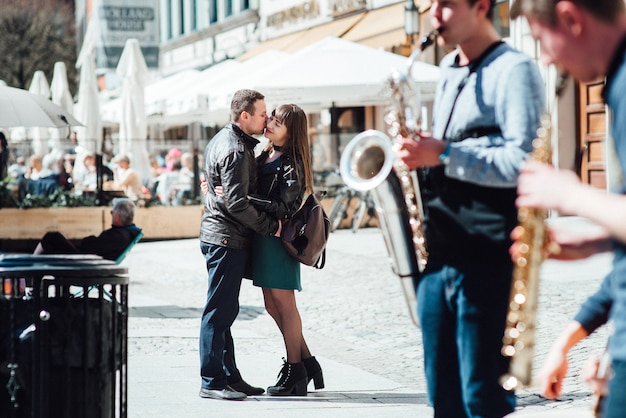 Gelukkige man en vrouw wandelen langs de toeristische straten van het oude Europa in de stad Gdansk