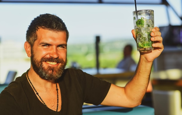 Gelukkige man in klassiek pak met glas met bier in de hand glimlachende man met bierbarman gelukkig br