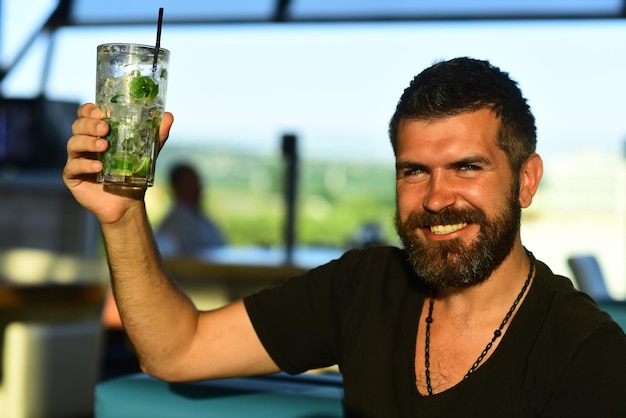 Gelukkige man in klassiek pak met glas met bier in de hand glimlachende man met bierbarman gelukkig br