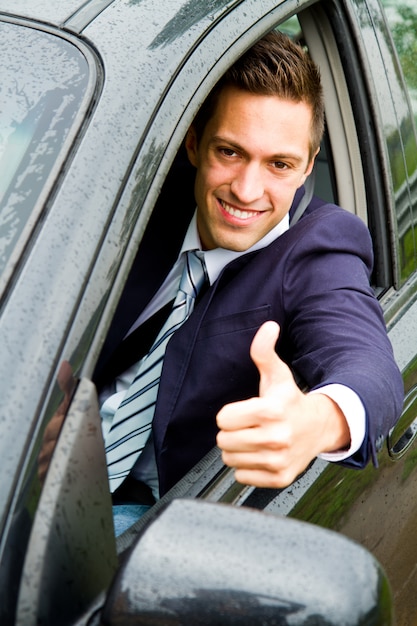 Gelukkige man in zijn nieuwe auto