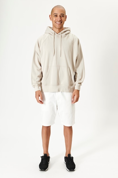 Gelukkige man met een beige hoodie