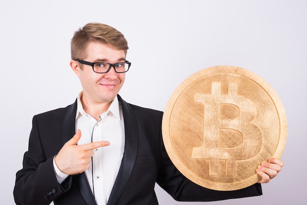 Gelukkige man met grote bitcoin