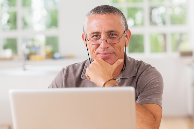 Gelukkige man met laptop