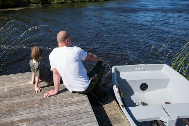 Gelukkige man zit met zijn zoon