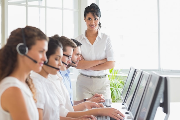 Gelukkige manager die in een call centre werkt