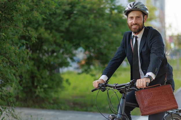 Foto gelukkige manager geniet van een reis terwijl hij 's ochtends naar zijn werk fietst