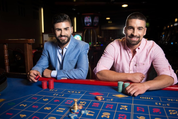 Gelukkige mannen gokken roulette in Casino