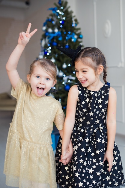 gelukkige meiden die plezier hebben met kerst