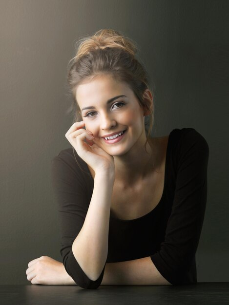 Gelukkige meisje portret en ontspannen met make-up voor schoonheid cosmetica of huidverzorging in de studio op een donkere achtergrond Gezicht van jonge vrouwelijke performer of balletdanser met glimlach voor creatieve kunsten