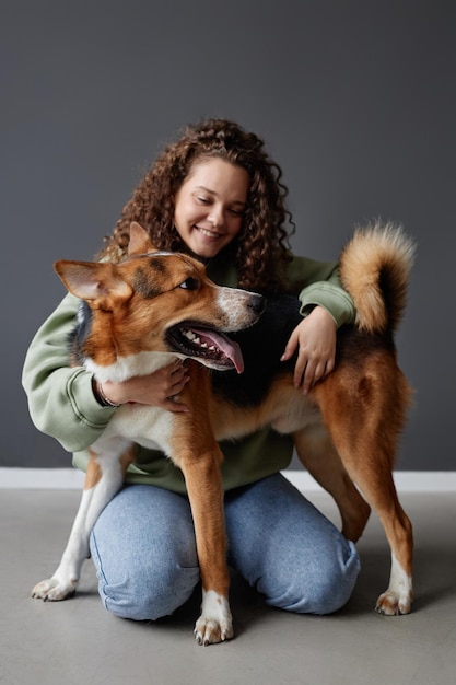 Gelukkige meisje speelt met hond