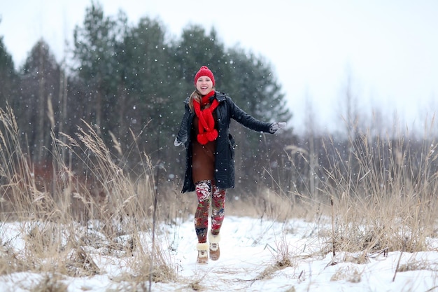 Gelukkige meisje winter sneeuw loopt