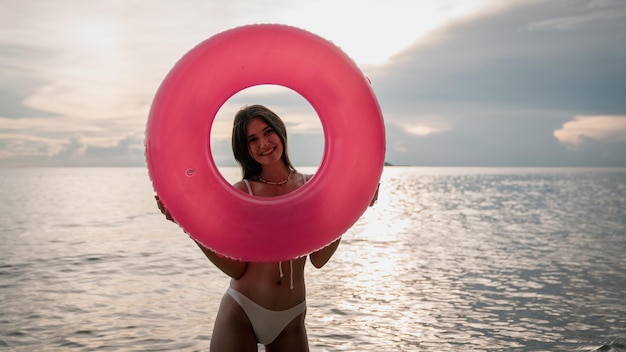 Gelukkige meisjes genieten van vrijheid en wandelen op het strand zomervakanties en vakantie concept