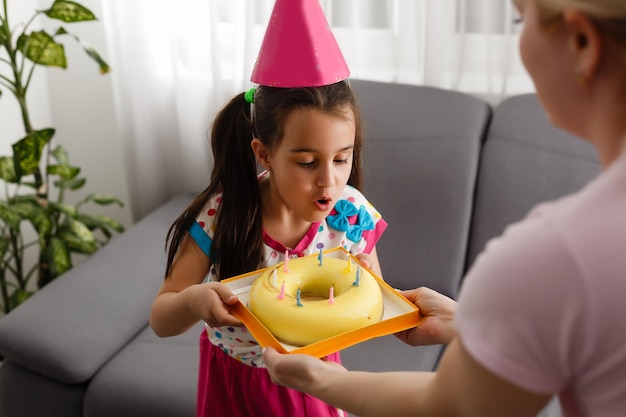 Gelukkige meisjesbroer die verjaardag viert via internet in quarantainetijd, zelfisolatie en familiewaarden, online verjaardagsfeestje. Gefeliciteerd animator via laptop, online. Blijf thuis