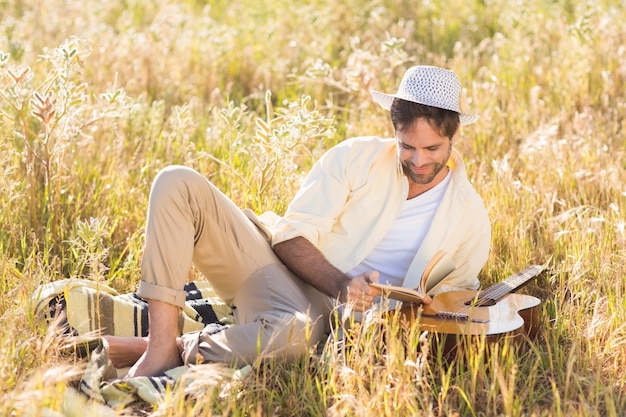 Gelukkige mens die een boek leest