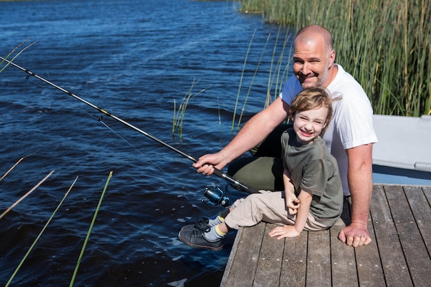 Gelukkige mens die met zijn zoon vist