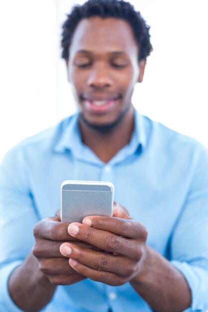 Gelukkige mens die mobiele telefoon met behulp van