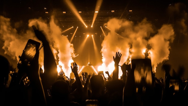 Gelukkige mensen dansen in nachtclubfeestconcert