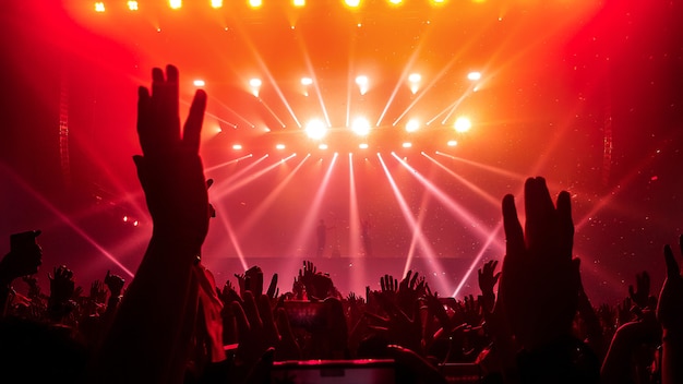 Gelukkige mensen dansen in nachtclubfeestconcert