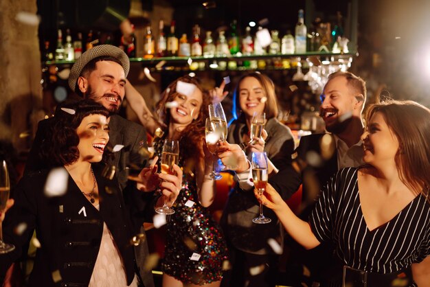 Gelukkige mensen die de wintervakantie vieren samen met champagne Feestviering verjaardagsconcept