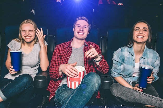 Gelukkige mensen lachen in de bioscoop zaal