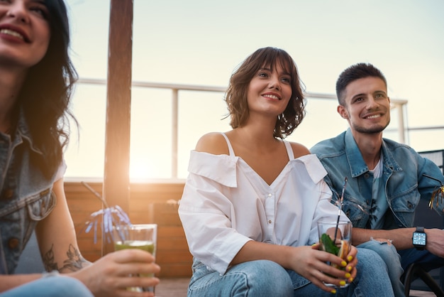 Gelukkige mensengroep vrienden die cocktails drinken en samen tijd doorbrengen