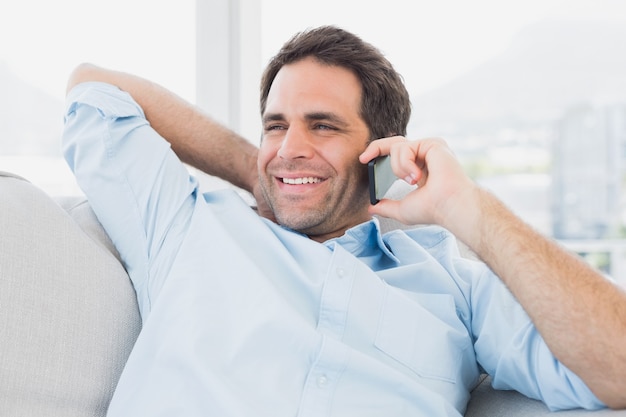 Gelukkige mensenzitting op de laag op de telefoon