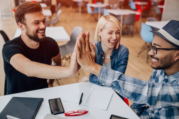 Foto gelukkige moderne collega's die high five geven