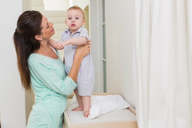 Gelukkige moeder bedrijf babyjongen