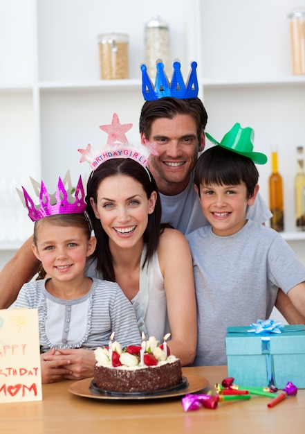 Gelukkige Moeder die haar verjaardag met haar familie viert