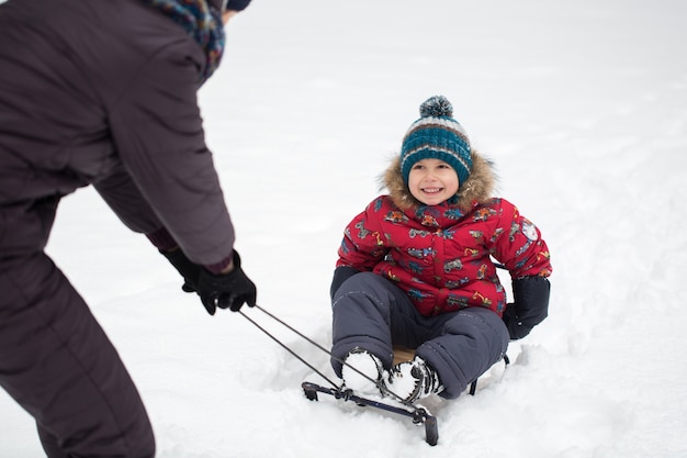 Gelukkige moeder en baby in winterpark