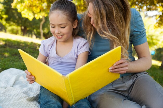 Gelukkige moeder en dochter die een boek lezen